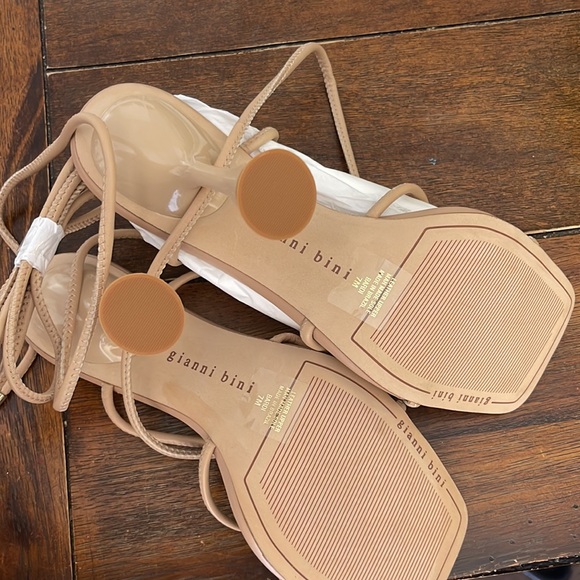 NWT Women’s nude size 7 Gianni Bini heels - Picture 4 of 5